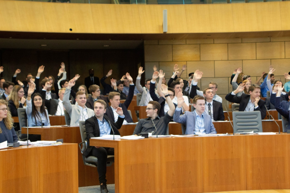 Abstimmung des Jugend-Landtags 2018 im Plenarsaal. (Foto: Landtag NRW)