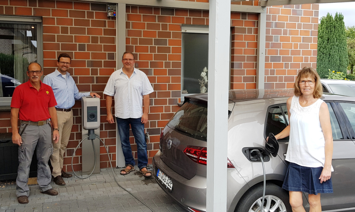 Besitzen dank eigener Investition und der Frderung durch das Programm progres.nrw eine eigene Ladestation fr ihre Elektroautos: Karl-Heinz und Anja Diederichs (r.) mit Elektromeister Rainer Seidensticker und dem Landtagsabgeordneten Raphael Tigges (v.l.