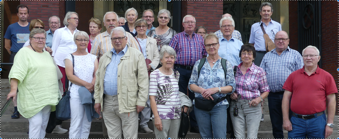Die Gruppe auf den Eingangsstufen des Deutschen Bergbau-Museums Bochum.