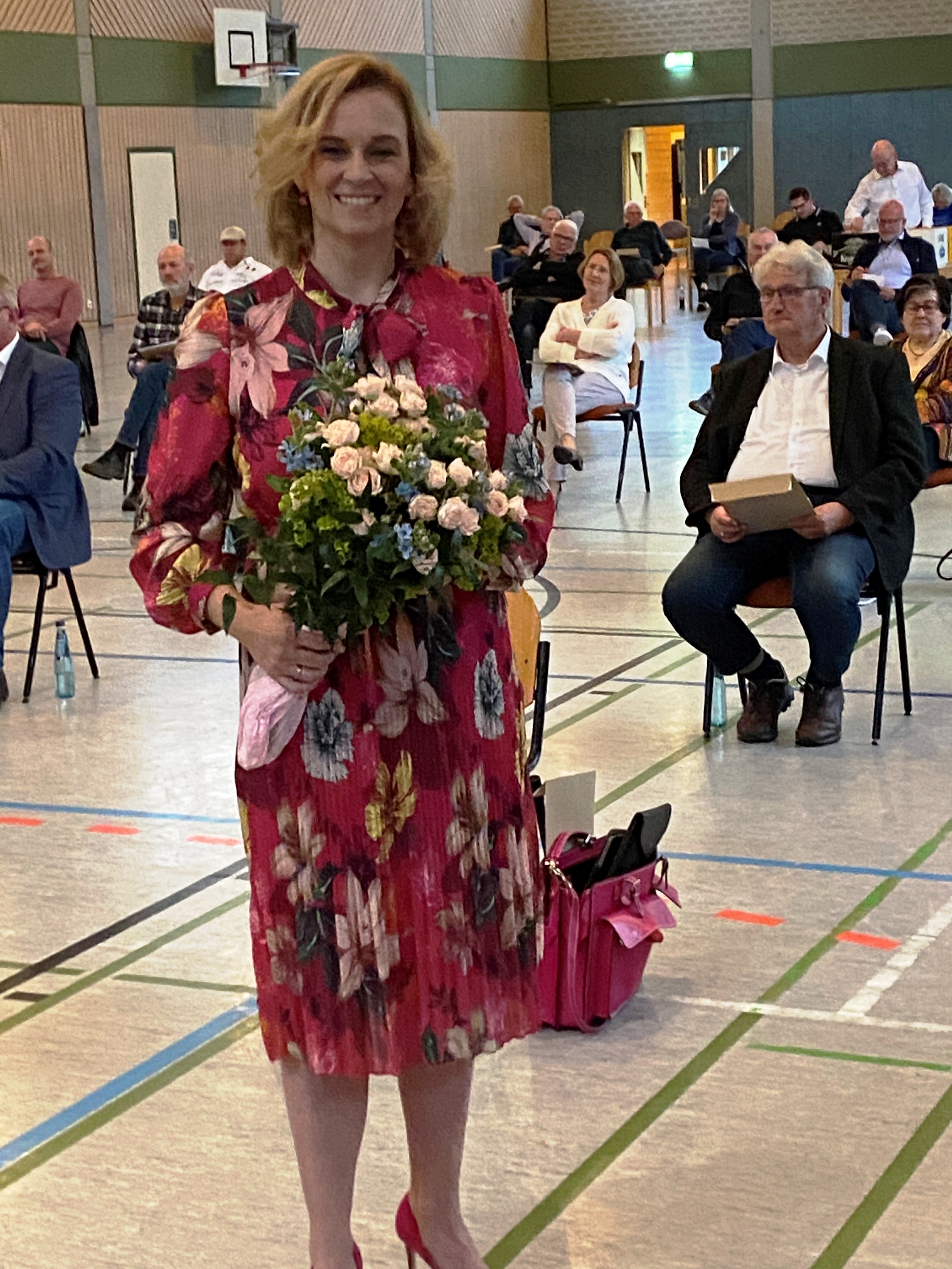 Pamela Westmeyer nach Wahl mit Blumenstrauß