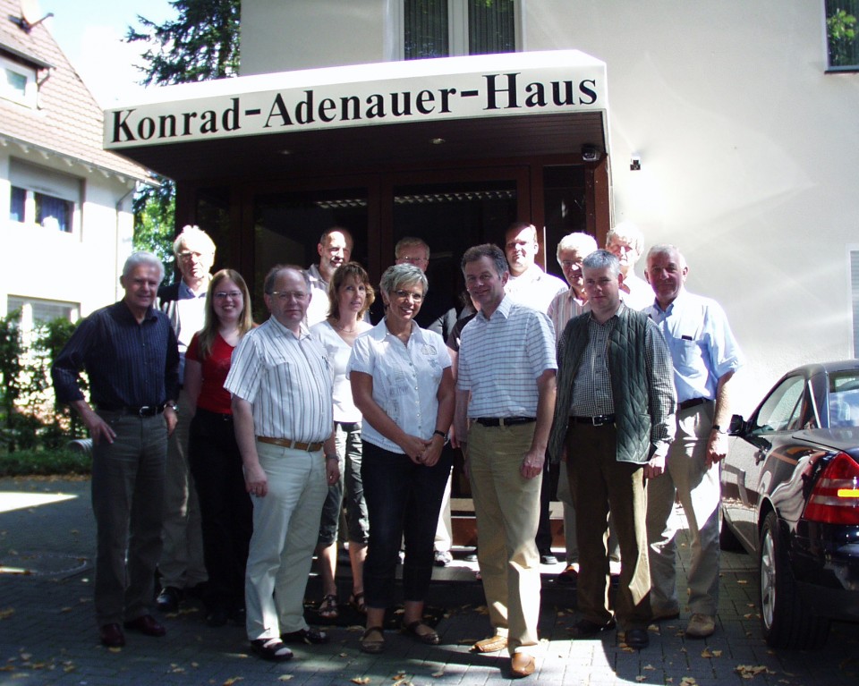 CDU Fraktion und Vorstände vor dem Konrad-Adenauer-Haus in Gütersloh