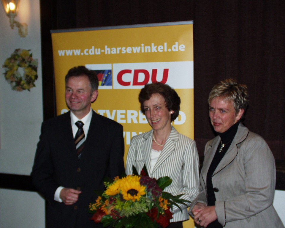 Dr. A. Wensing gratuliert Waltraud und Friedhelm Thüte