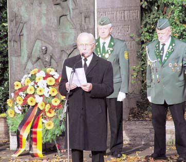 Kriege fallen nicht vom Himmel. Sie wurden und werden von Menschen gemacht, erklrte Herbert Brandt. Bild: Darhoven
