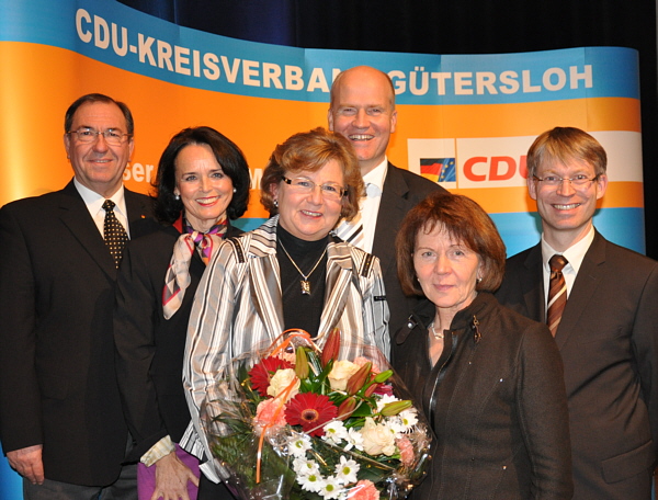 Ursula Doppmeier (Mitte) mit den stellvertretenden CDU-Kreisvorsitzenden Hans Schäfer, Elke Hardieck und Elisabeth Witte sowie CDU-Kreisvorsitzendem Ralph Brinkhaus und Landtagskollege Dr. Michael Brinkmeier (v.l.).