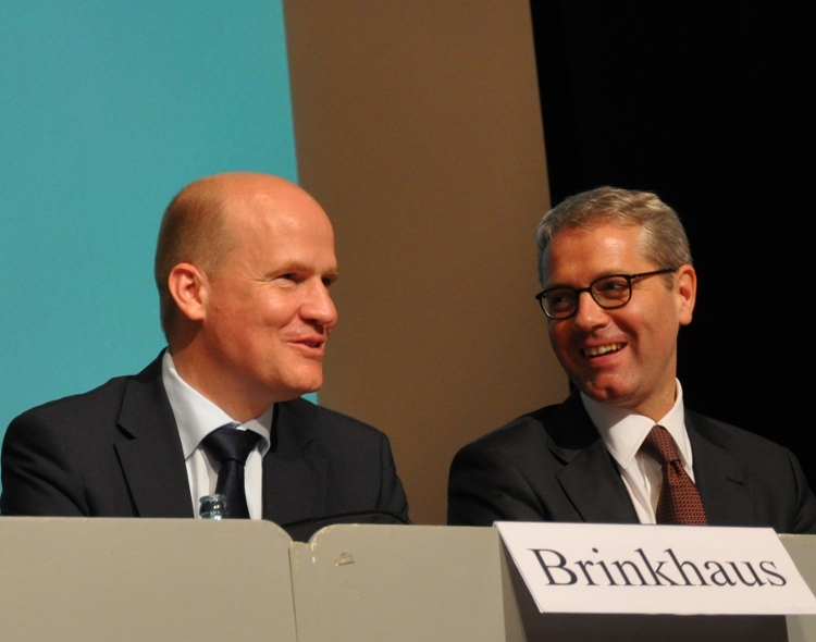 Ralph Brinkhaus (links) und Dr. Norbert Rttgen in der Gtersloher Stadthalle.  