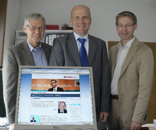 Hubert Kleinemeier, Ralph Brinkhaus und Dr. Michael Brinkmeier MdL präsentieren die neue Gestaltung