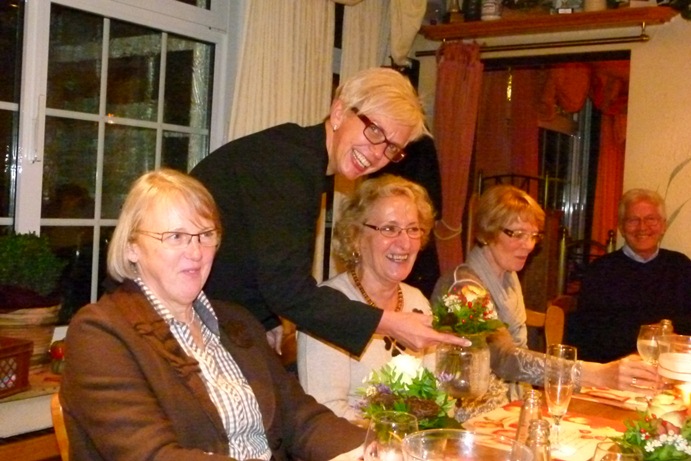blumige berraschung: Die Stadtverbandsvorsitzend Angelika Wenig berreicht einen Blumengru an Gisela Flunkert sowie die weiteren Teammitglieder.